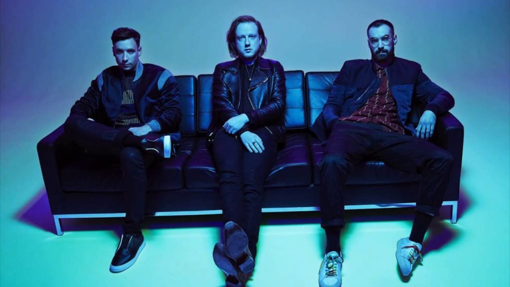 Two Door Cinema Club apuesta a las malas decisiones