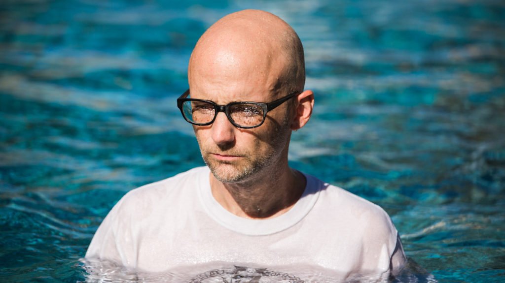 Moby regresa defendiendo a los animales y renegando contra el sistema
