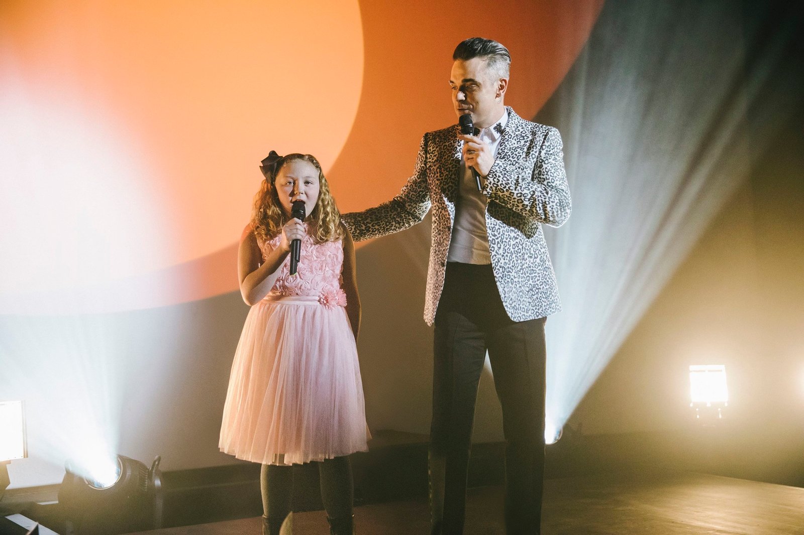Robbie Williams sorprende a fan con un momento que no tiene precio