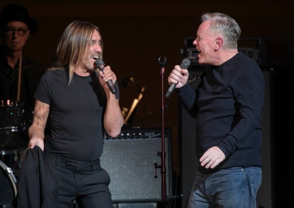 Bernard Summer junto a Iggy Pop con un set de clásicos