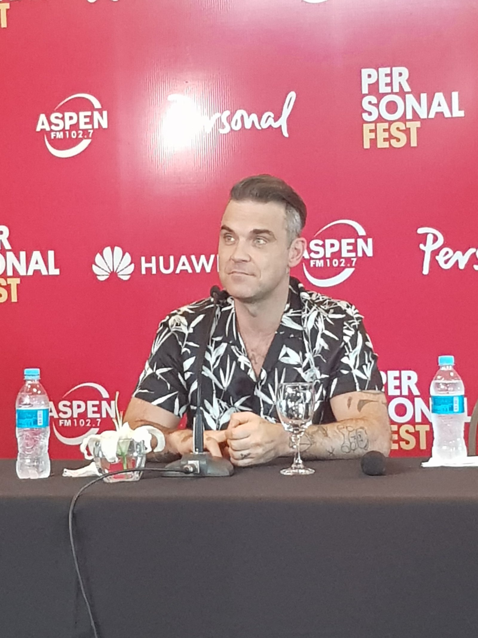 Robbie Williams, alegre y divertido en Paraguay