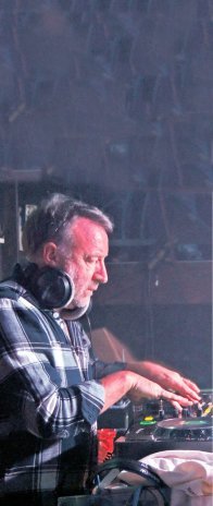 Peter Hook: “Extraño poder tocar ante miles de personas”