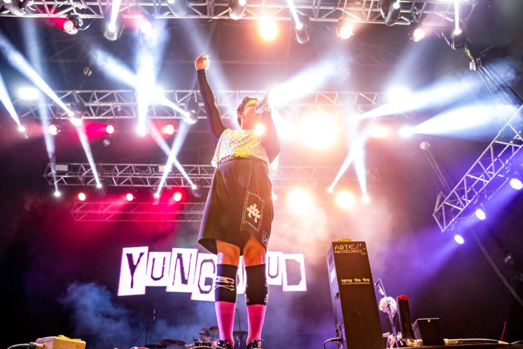 YUNGBLUD: Una misa emo festiva