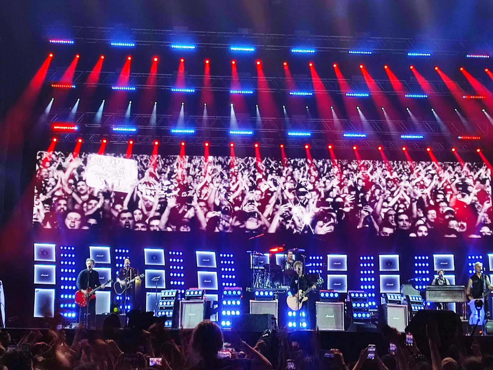 Incendiario primer concierto de Green Day en Paraguay